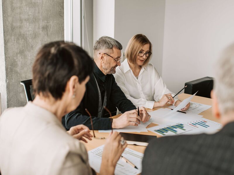 Ein Team diskutiert Gesundheitsdaten in einem Meetingraum, während es sich auf den Start eines neuen Projekts vorbereitet.